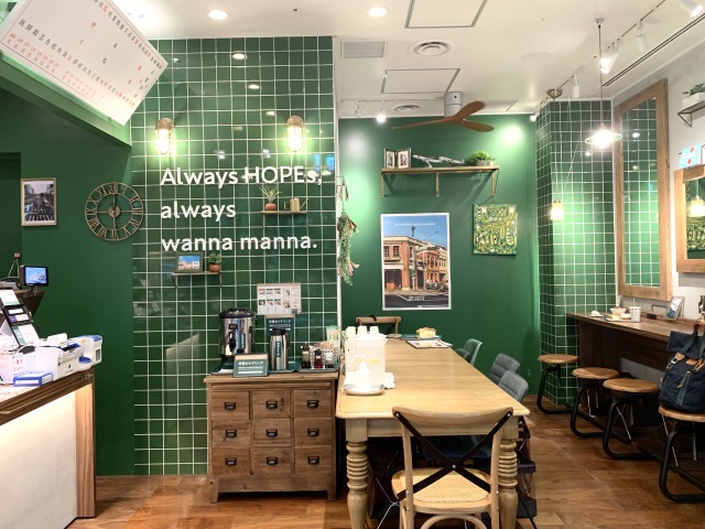 店内は鮮やかなグリーンのタイルやナチュラルな木製家具でコーディネート