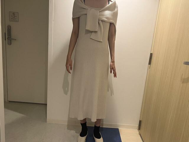 【GU　マルチウェイリブニットワンピース(長袖)】袖が長いので、肩掛けした際に前で結びやすい
