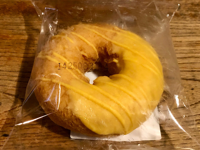 【タリーズコーヒー　安納芋のしっとりケーキドーナツ】持ち運びやすいパッケージに入っているので、カバンに忍ばせて小腹が空いた時に気軽に食べられちゃいます