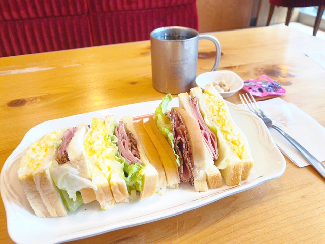 【コメダ珈琲】ペッパーポークとたまごの具沢山サンド。価格は1010〜1100円(税込)で、店舗により異なります