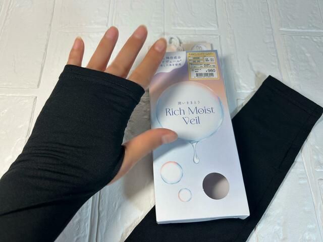 ワークマン×ファンケル保湿成分配合肌着/Rich Moist Veil ロングアームカバー 980円（税込）親指を穴から出した状態
