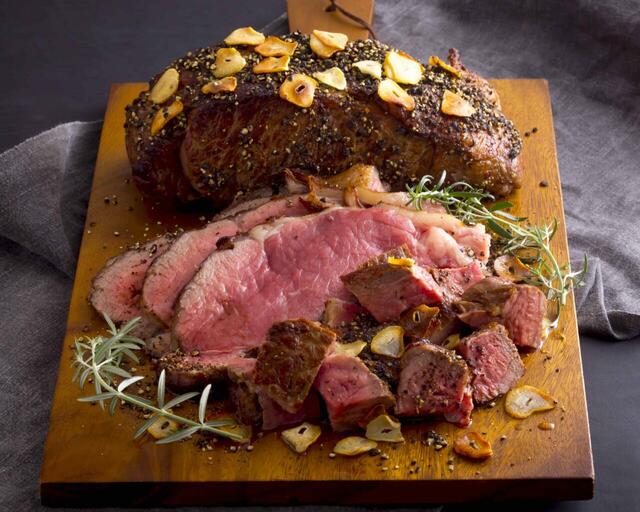 「ホテル伝統のローストビーフ」＜期間：2026年1月1日〜1月2日＞【新年は贅沢ビュッフェで祝宴！ホテルニューオータニ大阪に“絶品肉グルメ”＆“魅惑スイーツ”などの最強のごちそうが勢揃い！】