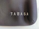 右下に「TABASA」と刺繍が施されています
