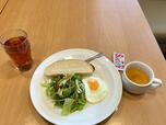 【ガスト ライトモーニングプレート】目玉焼き、サラダ、トースト、ドリンクバー、日替わりスープがワンコインで楽しめるライトモーニングプレート