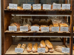 【ラ ブティック ドゥ マモル】おいしそうなパンがたくさん並んでいる