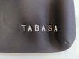 右下に「TABASA」と刺繍が施されています