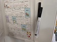 【KING GIM ハルファイル 冷蔵庫にも貼れるファイル】ホワイトボードマーカーや、ペンを入れられるペン差しもついています♪