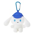 【ニュウマン新宿限定 「I.CINNAMOROLL」 コラボレーション商品】I.CINNAMOROLL ミニマスコットホルダー（全4種） 1,760円　キャップをかぶったアイシナモロール