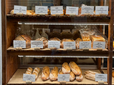 【ラ ブティック ドゥ マモル】おいしそうなパンがたくさん並んでいる