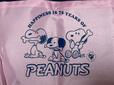 各年代のスヌーピーが大集合！特別感たっぷりなイラストデザインがうれしい♪