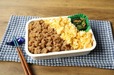 【つくりおき食堂「5分で完成するそぼろ弁当」】まりえさんの作ったお弁当がこちら。自然解凍の冷凍食品入りでとってもきれい！