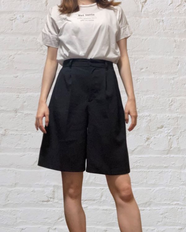 【GU（ジーユー） センタープレスバミューダパンツ】シンプルな形でTシャツも大人っぽく