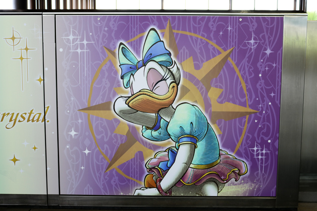 駅のホームドア ©Disney