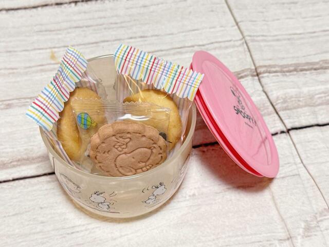 中にはスヌーピー型焼菓子と、いちご味のスヌーピー柄焼菓子入り
