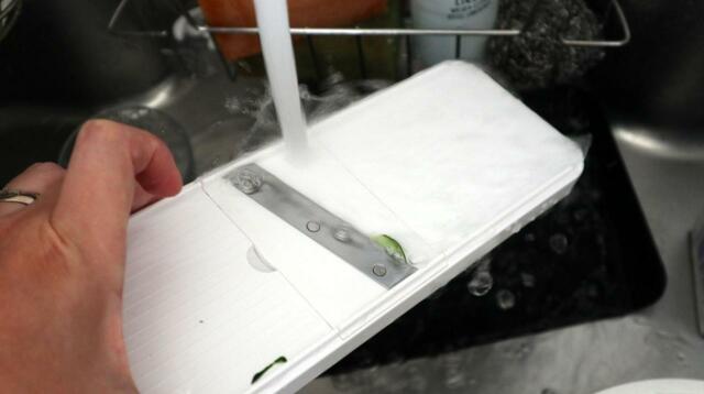 【ニトリ 1台10役スライサーセット・長方形】ホルダーや替え刃はざっと洗い流して使えます