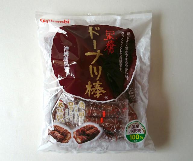 【フジバンビ　黒糖ドーナツ棒　600g　978円】パッケージは、和菓子のような落ち着きのあるデザイン