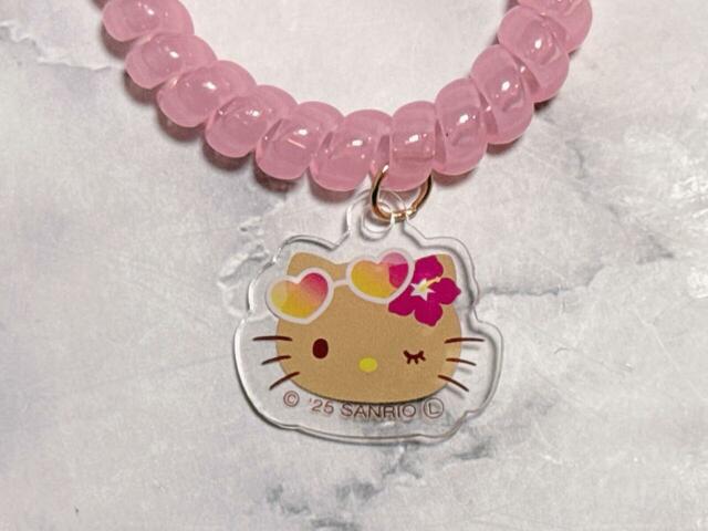 中央に人気の日焼けキティちゃんのチャーム付き！