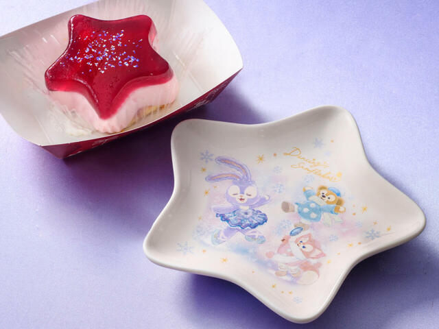 カシスゼリー＆ラズベリームースケーキ、スーベニアプレート付き 1,300円｜東京ディズニーシー「ダッフィー＆フレンズのダンシング・スノーフレークス」スーベニア付きメニュー｜販売店舗：東京ディズニーシー「ケープコッド・クックオフ」｜発売期間：2024年11月2日（土）〜2025年1月14日（火）