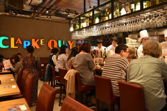 アジアンキュィジーヌダイニングっぽい店内