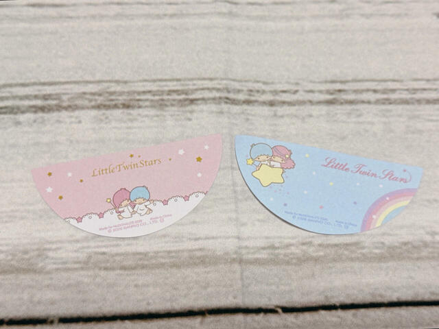 【サンリオ×マクドナルド ハッピーセット第一弾／リトルツインスターズ ゆめかわメモケース】メモ用紙は2枚入りで、それぞれデザインが異なります♪