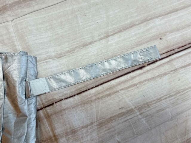 傘をまとめるストラップはマジックテープ仕様