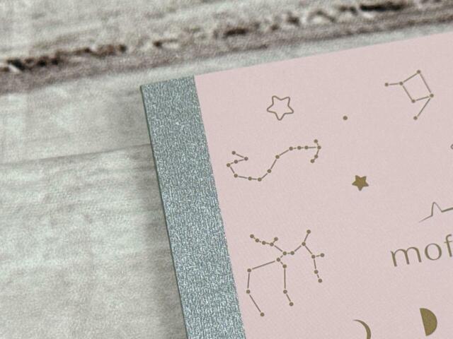 背表紙のテープはキラキラ光るシルバー！