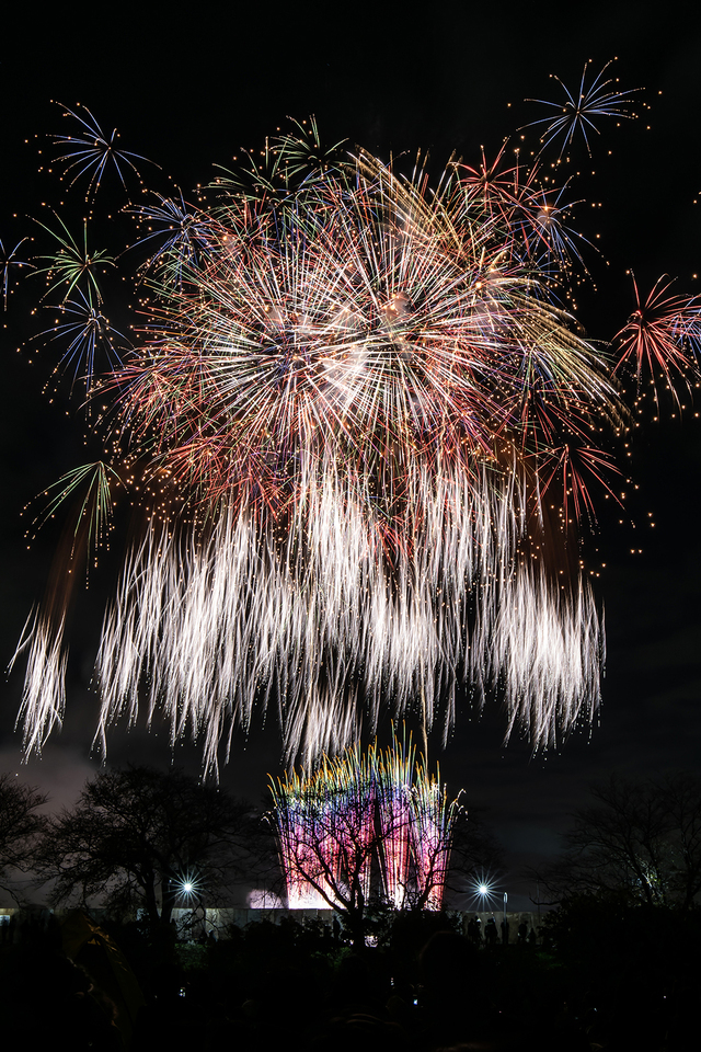 第10回フォトコンテストの入賞作品「花火師さん、凄すぎます！」