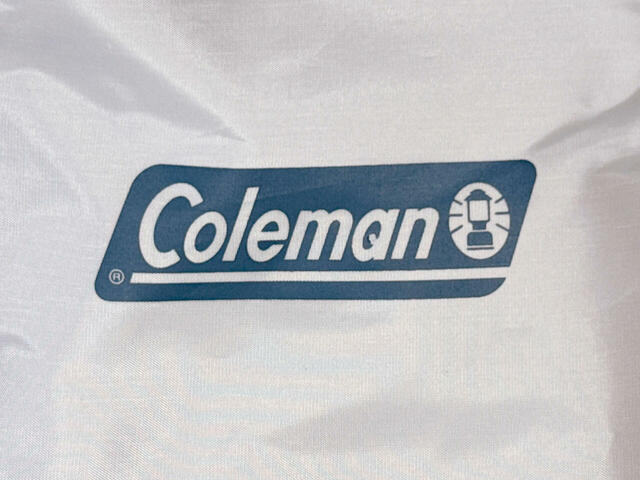 【Coleman付録：撥水加工バッグ】カラーはライトブルー。一般的なライトブルーよりもやや淡く、少しくすみ感のある色味。本体より濃いくすみブルーの「Coleman」ロゴプリント入りです！