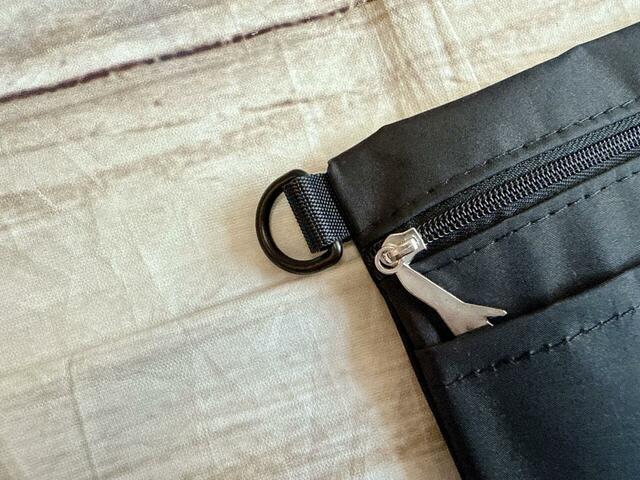 両サイドにDカン付き。ショルダーストラップをつければサコッシュに変身！