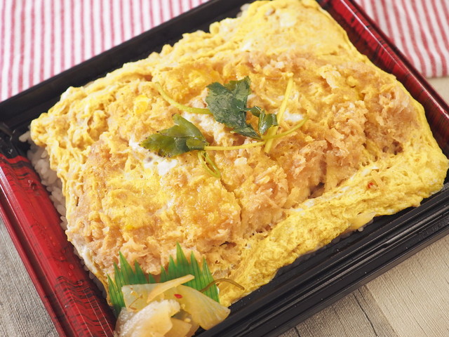 Copyright 2021 えん食べ「まごころたまごのロースかつ重」498円（税別）