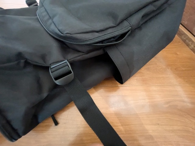 【無印良品 肩の負担を軽くする 撥水上から開くリュックサック】荷物が少ない時は左右のベルトを絞って使うことも可能です