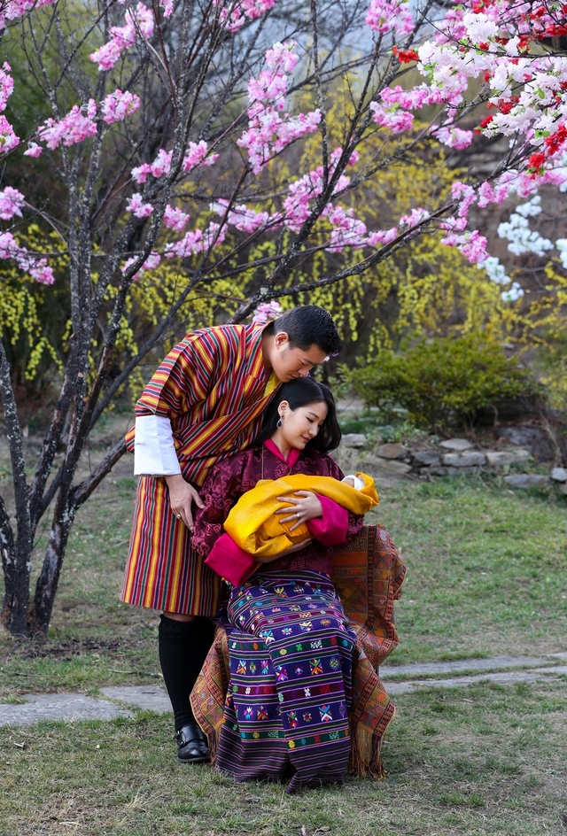 特別出展が決まった現国王・王妃の衣装 ジグミ・ケサル・ナムギャル・ワンチュク国王とジェツン・ペ マ王妃が 2016 年 2 月 5 日に誕生した王子と王宮にて。 王子誕生 2 週間後。