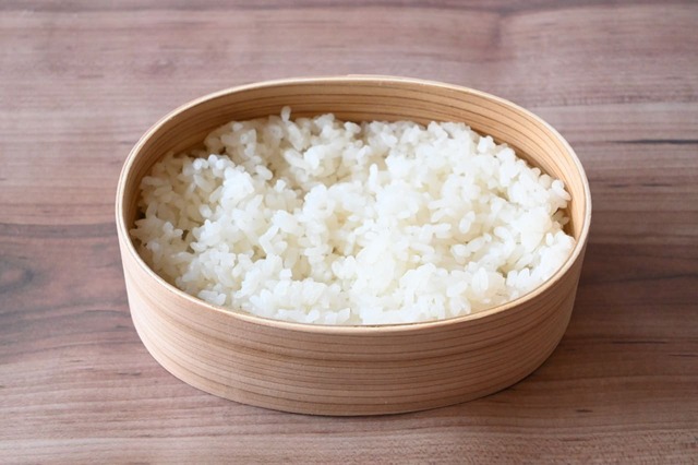 【つくりおき食堂「5分で完成するそぼろ弁当」】お弁当箱にご飯を平らに盛り付けます