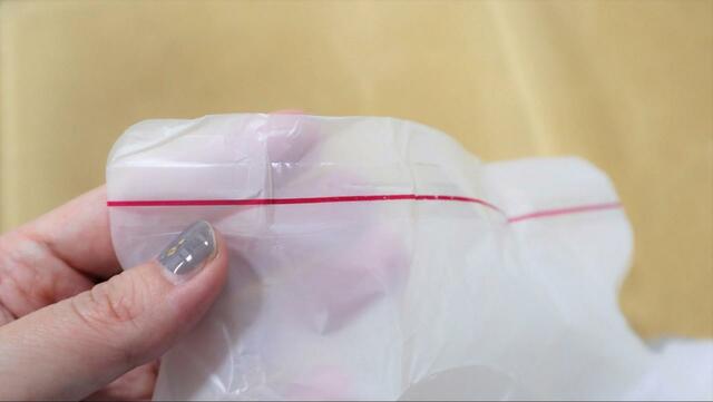 【ダイソー どこでもペタッとゴミ袋】シール部分の台紙が赤い線で一目瞭然