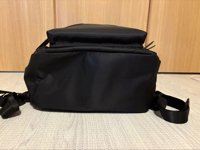 【GLOBAL WORK　撥水軽量10ポケリュックミドル】十分なマチがあります。重さは約460g