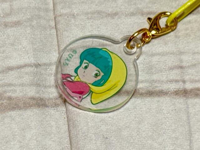 ファスナーの引き手には優ちゃんのアクリルチャーム付き！