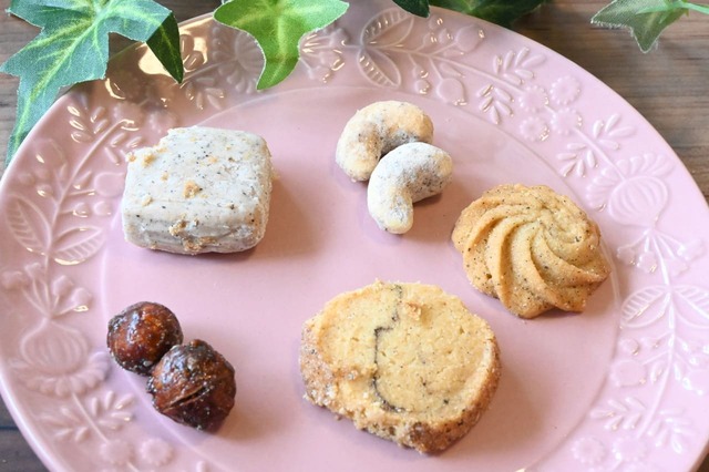 【ヒューモルガン「クッキーアソート スヌーピー缶」】左上から時計回りに「サブレ・ヒューモルガン」「カシュー・ヴァニーユ」「ヴィエノワ・ヴァニーユ」「ディアマン・ヴァニーユ」「マカダミア・ヴァニーユ」