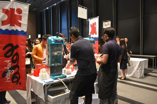 さっそく行列ができた「かき氷」