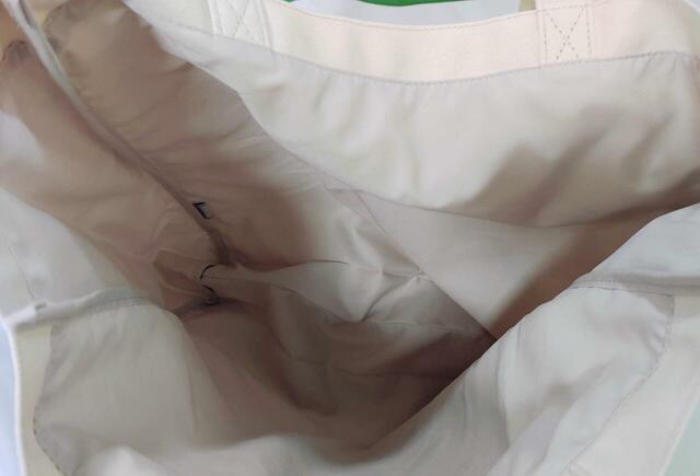 トートバッグの中身。容量たっぷり}