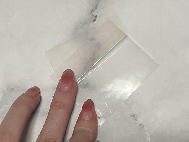 【ちいかわシールメーカー】シールシートの透明フィルムをめくります。このとき全て剥がしきらないように注意！