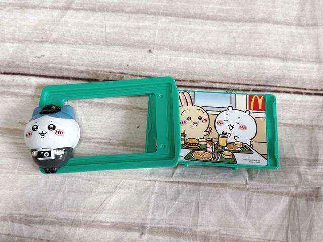 【ちいかわハッピーセット第二弾／ハチワレのハッピーセットトレイフォトフレーム】フレームの前側を開けば、カードが取り出せる仕様。手持ちのカードや写真を入れられます