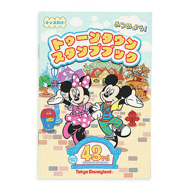 スタンプブック 900円｜東京ディズニーランド開園43周年を記念したグッズ｜販売店舗：東京ディズニーランド「ギャグファクトリー／ファイブ・アンド・ダイム」｜発売日：2026年4月15日（水）