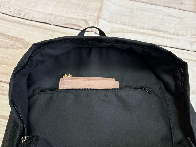内側背面側のファスナーポケットにはミニ財布を収納
