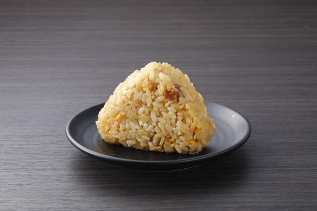 「魁力屋監修 焼きめしおにぎり」＜価格：181円（税込）＞ 【【ローソン×魁力屋】ラーメン魁力屋監修「ごまだれ冷し中華」や「焼きラーメン」「サラダ」など全5品が近畿エリア限定で登場！】