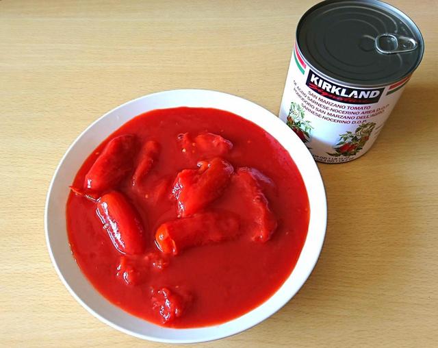 【カークランドシグネチャー　ホールトマト（SAN MARZANO DOP）　2400g（800g×3缶）　1198円】細長い形のトマトがゴロゴロ入っているのが特徴