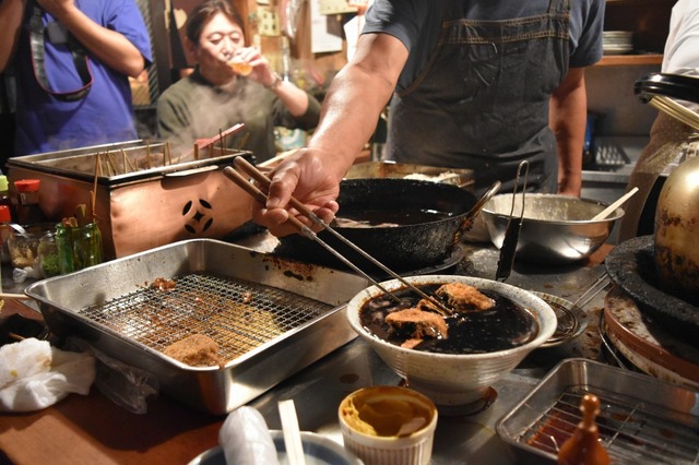 黒はんぺんのフライをソースにドボン