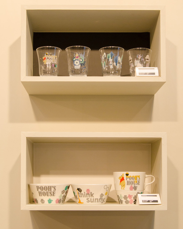 「くまのプーさん」っぽくない落ち着いたお洒落な棚展開