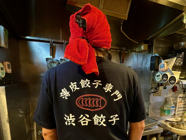 【渋谷餃子 新宿西口店】焼餃子は店長の桜田さんにお任せ