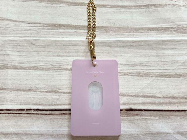 チェーンがゴールドなのもうれしいですね♡【3COINS×セーラームーン】カードケース（A）／330円（税込）