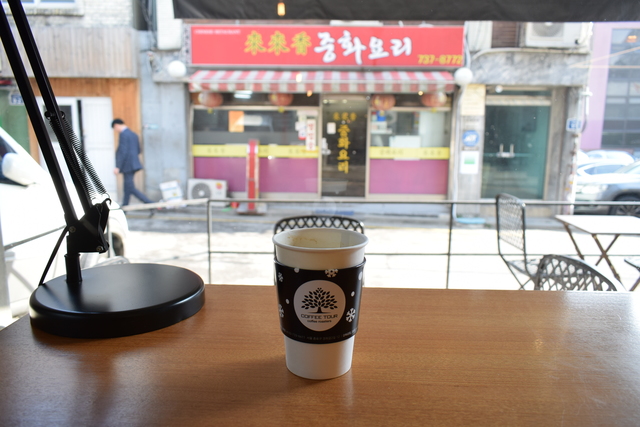 『トンガン・ミンムルコギ』の並びにあるカフェ『COFFEE TOUR』。通りに面したカウンターに腰かけ、行き交う人々をウォッチングするのも楽しい